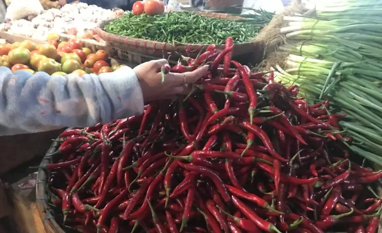 Harga cabai yang dijual di Pasar Kota Sukabumi. Foto: Boy