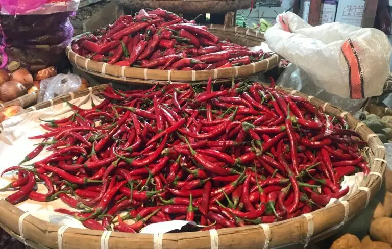 Harga cabai yang dijual di Pasar Kota Sukabumi. Foto: Boy