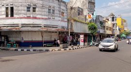 Sejumlah toko di ruas Jalan Ahmad Yani, Kecamatan Cikole, Kota Sukabumi terpantau tutup, Senin (1/9). Foto: Boy