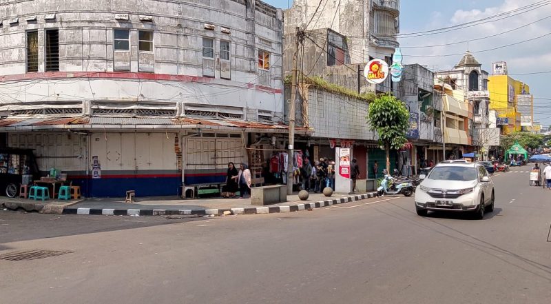Sejumlah toko di ruas Jalan Ahmad Yani, Kecamatan Cikole, Kota Sukabumi terpantau tutup, Senin (1/9). Foto: Boy