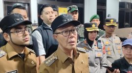 Wali Kota Sukabumi, Ayep Zaki, saat diwawancarai awak di Mapolres Sukabumi Kota, Senin (1/9) malam. Foto: Istimewa