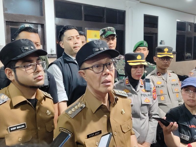 Wali Kota Sukabumi, Ayep Zaki, saat diwawancarai awak di Mapolres Sukabumi Kota, Senin (1/9) malam. Foto: Istimewa