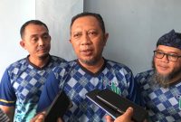 Plt Direktur Utama PDAM TBW Kota Sukabumi, Dian Apriandi (tengah), saat diwawancarai awak media. Foto: Boy