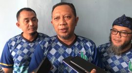 Plt Direktur Utama PDAM TBW Kota Sukabumi, Dian Apriandi (tengah), saat diwawancarai awak media. Foto: Boy
