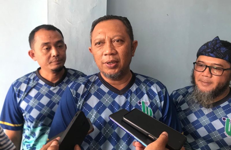 Plt Direktur Utama PDAM TBW Kota Sukabumi, Dian Apriandi (tengah), saat diwawancarai awak media. Foto: Boy