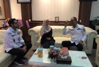 Riska Nurutami (tengah), saat berbincang-bincang dengan Wali Kota Sukabumi, Ayep Zaki dan Wakil Wali Kota, Bobby Maulana di Balai Kota, pada Rabu (3/9). Foto: Boy