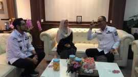 Riska Nurutami (tengah), saat berbincang-bincang dengan Wali Kota Sukabumi, Ayep Zaki dan Wakil Wali Kota, Bobby Maulana di Balai Kota, pada Rabu (3/9). Foto: Boy