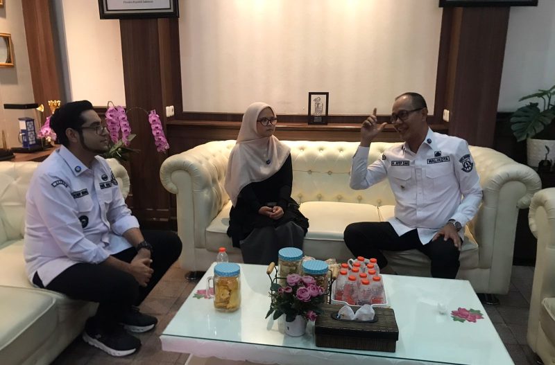Riska Nurutami (tengah), saat berbincang-bincang dengan Wali Kota Sukabumi, Ayep Zaki dan Wakil Wali Kota, Bobby Maulana di Balai Kota, pada Rabu (3/9). Foto: Boy