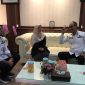 Riska Nurutami (tengah), saat berbincang-bincang dengan Wali Kota Sukabumi, Ayep Zaki dan Wakil Wali Kota, Bobby Maulana di Balai Kota, pada Rabu (3/9). Foto: Boy