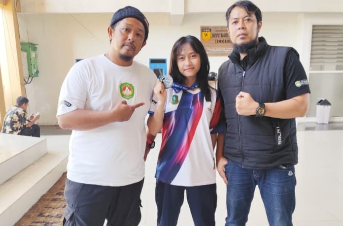 Atlet tinju asal Kota Sukabumi, Soni Heba Zahara (tengah). Foto: Istimewa