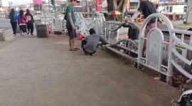 Sejumlah petugas tengah melakukan pemagaran kawasan Lapang Merdeka Kota Sukabumi. Foto: Istimewa