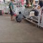 Sejumlah petugas tengah melakukan pemagaran kawasan Lapang Merdeka Kota Sukabumi. Foto: Istimewa