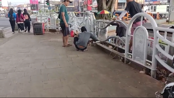 Sejumlah petugas tengah melakukan pemagaran kawasan Lapang Merdeka Kota Sukabumi. Foto: Istimewa