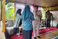 Anggota DPRD Kabupaten Sukabumi, Teddy Setiadi saat melaksanakan reses di Kampung Pasir Beliung, Desa Bojongkokosan, Kecamatan Parungkuda, Kabupaten Sukabumi, belum lama ini.  