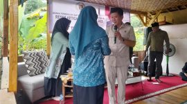 Anggota DPRD Kabupaten Sukabumi, Teddy Setiadi saat melaksanakan reses di Kampung Pasir Beliung, Desa Bojongkokosan, Kecamatan Parungkuda, Kabupaten Sukabumi, belum lama ini.  