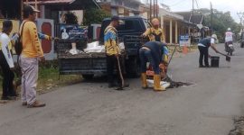 Personel Unit Pelaksana Teknis Daerah (UPTD) Pekerjaan Umum (PU) Wilayah Jampangkulon, Kabupaten Sukabumi saat melakukan upaya perbaikan jalan, belum lama ini.