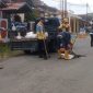 Personel Unit Pelaksana Teknis Daerah (UPTD) Pekerjaan Umum (PU) Wilayah Jampangkulon, Kabupaten Sukabumi saat melakukan upaya perbaikan jalan, belum lama ini.