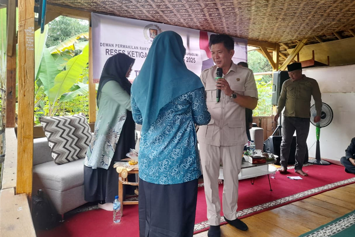 Anggota DPRD Kabupaten Sukabumi, Teddy Setiadi saat melaksanakan reses di Kampung Pasir Beliung, Desa Bojongkokosan, Kecamatan Parungkuda, Kabupaten Sukabumi, belum lama ini.  