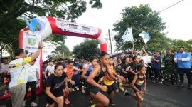 Wali Kota Sukabumi, H. Ayep Zaki, saat melepas peserta lomba lari dan gerak jalan, pada Senin (27/10). Foto: Humas Pemkot Sukabumi.