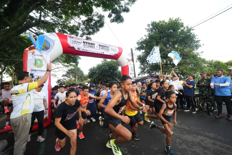 Wali Kota Sukabumi, H. Ayep Zaki, saat melepas peserta lomba lari dan gerak jalan, pada Senin (27/10). Foto: Humas Pemkot Sukabumi.