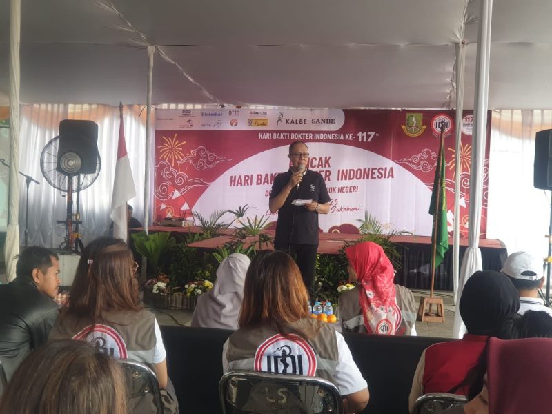 Wali Kota Sukabumi, H. Ayep Zaki, saat menghadiri puncak peringatan Hari Bakti Dokter Indonesia ke-117, di Lapang Merdeka, pada Sabtu (11/10).