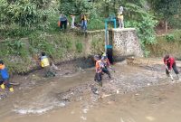 Petugas gabungan saat melakukan aksi bersih sampah nasional di kawasan Jembatan Merah, Kecamatan Baros, Kota Sukabumi, pada Jumat (24/10). Foto: Boy