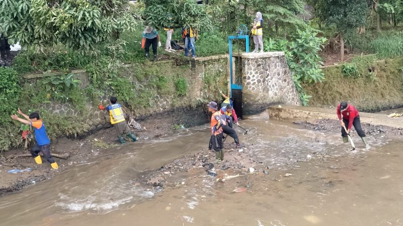 Petugas gabungan saat melakukan aksi bersih sampah nasional di kawasan Jembatan Merah, Kecamatan Baros, Kota Sukabumi, pada Jumat (24/10). Foto: Boy