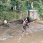 Petugas gabungan saat melakukan aksi bersih sampah nasional di kawasan Jembatan Merah, Kecamatan Baros, Kota Sukabumi, pada Jumat (24/10). Foto: Boy