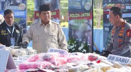Prabowo Subianto ikut musnahkan barang bukti narkoba. 
Foto: Istimewa 