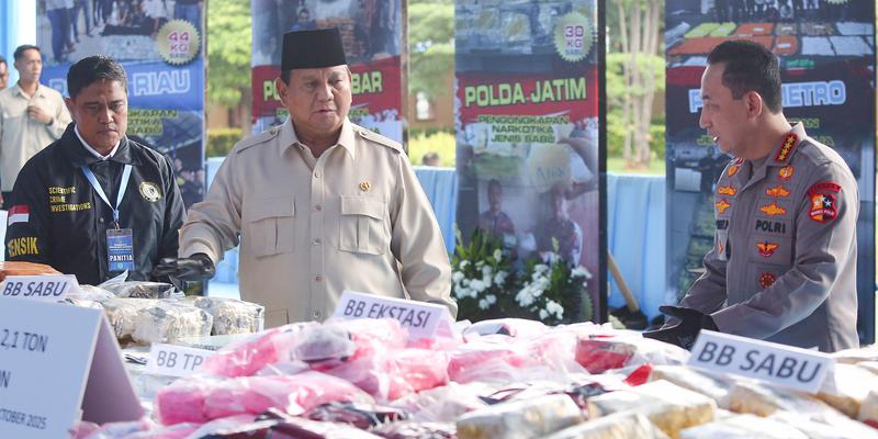 Prabowo Subianto ikut musnahkan barang bukti narkoba. 
Foto: Istimewa 