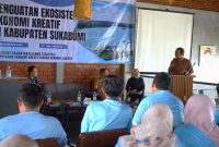 Anggota DPR RI Iman Adinugraha, membuka Bimtek dengan para pelaku usaha ekonomi kreatif, di Teras Muara Café dan Resto, Palabuhanratu, Kabupaten Sukabumi, pada Senin (27/10).
