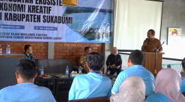 Anggota DPR RI Iman Adinugraha, membuka Bimtek dengan para pelaku usaha ekonomi kreatif, di Teras Muara Café dan Resto, Palabuhanratu, Kabupaten Sukabumi, pada Senin (27/10).
