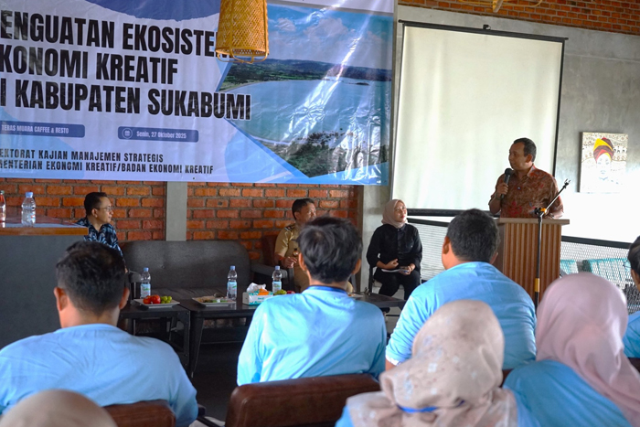 Anggota DPR RI Iman Adinugraha, membuka Bimtek dengan para pelaku usaha ekonomi kreatif, di Teras Muara Café dan Resto, Palabuhanratu, Kabupaten Sukabumi, pada Senin (27/10).
