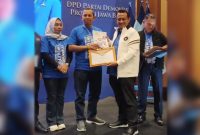 Ketua DPC Partai Demokrat Kabupaten Sukabumi saat menerima penghargaan dari DPD Jabar, belum lama ini.