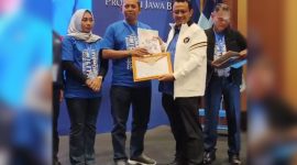 Ketua DPC Partai Demokrat Kabupaten Sukabumi saat menerima penghargaan dari DPD Jabar, belum lama ini.