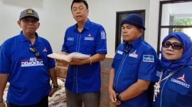 Kepala BPPM DPD Partai Demokrat Jabar, dr. Ronny dan perwakilan Fraksi DPRD Jawa Barat menyerahkan bantuan untuk korban bencana alam melalui Ketua DPC Kabupaten Sukabumi, Iman Adinugraha, Rabu (10/29).   
