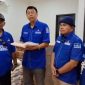 Kepala BPPM DPD Partai Demokrat Jabar, dr. Ronny dan perwakilan Fraksi DPRD Jawa Barat menyerahkan bantuan untuk korban bencana alam melalui Ketua DPC Kabupaten Sukabumi, Iman Adinugraha, Rabu (10/29).   
