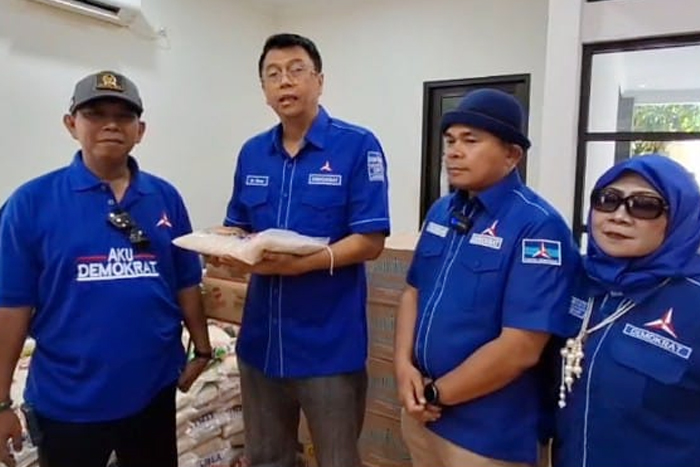 Kepala BPPM DPD Partai Demokrat Jabar, dr. Ronny dan perwakilan Fraksi DPRD Jawa Barat menyerahkan bantuan untuk korban bencana alam melalui Ketua DPC Kabupaten Sukabumi, Iman Adinugraha, Rabu (10/29).   
