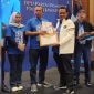 Ketua DPC Partai Demokrat Kabupaten Sukabumi saat menerima penghargaan dari DPD Jabar, belum lama ini.