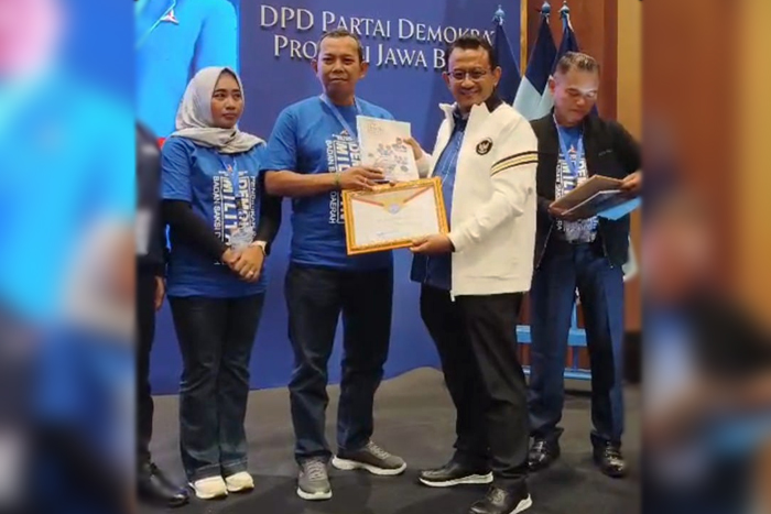 Ketua DPC Partai Demokrat Kabupaten Sukabumi saat menerima penghargaan dari DPD Jabar, belum lama ini.