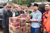 Ketua Komisi II DPRD Kabupaten Sukabumi, Hamzah Gurnita, meninjau lokasi banjir bandang di wilayah Kecamatan Cisolok, Kamis (30/10/2025). 
