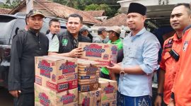 Ketua Komisi II DPRD Kabupaten Sukabumi, Hamzah Gurnita, meninjau lokasi banjir bandang di wilayah Kecamatan Cisolok, Kamis (30/10/2025). 
