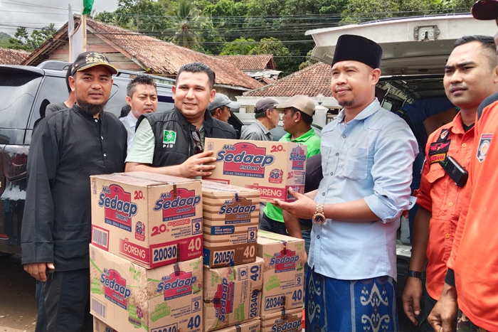 Ketua Komisi II DPRD Kabupaten Sukabumi, Hamzah Gurnita, meninjau lokasi banjir bandang di wilayah Kecamatan Cisolok, Kamis (30/10/2025). 
