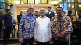 Wali Kota Sukabumi Ayep Zaki (batik biru, red) bersama Bupati Sukabumi Asep Japar (Batik Kuning) foto bersama usai rapat bersama Menteri Investasi, Danantara, dan Menteri Lingkungan Hidup untuk menyelesaikan masalah sampah, di Jakarta, pada Kamis (9/10) petang. (Dok)
