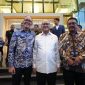 Wali Kota Sukabumi Ayep Zaki (batik biru, red) bersama Bupati Sukabumi Asep Japar (Batik Kuning) foto bersama usai rapat bersama Menteri Investasi, Danantara, dan Menteri Lingkungan Hidup untuk menyelesaikan masalah sampah, di Jakarta, pada Kamis (9/10) petang. (Dok)
