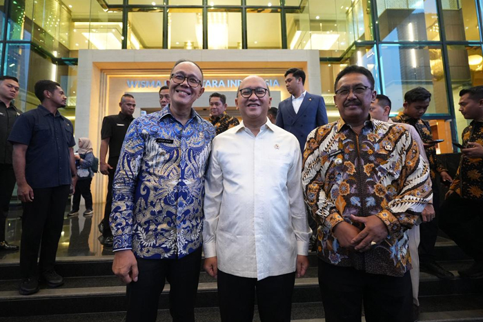 Wali Kota Sukabumi Ayep Zaki (batik biru, red) bersama Bupati Sukabumi Asep Japar (Batik Kuning) foto bersama usai rapat bersama Menteri Investasi, Danantara, dan Menteri Lingkungan Hidup untuk menyelesaikan masalah sampah, di Jakarta, pada Kamis (9/10) petang. (Dok)
