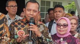 
Anggota DPR RI Fraksi Partai Demokrat, Iman Adinugraha saat diwawancarai awak media, pada Kamis (9/10).

