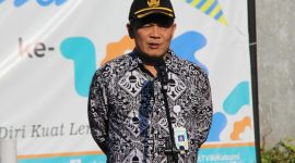 Dirut RSUD R. Syamsudin SH Yanyan Rusyandi saat memimpin apel pagi, belum lama ini. 