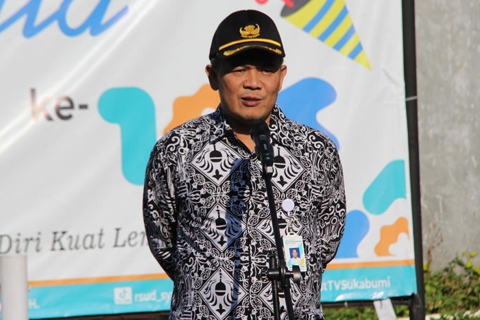Dirut RSUD R. Syamsudin SH Yanyan Rusyandi saat memimpin apel pagi, belum lama ini. 