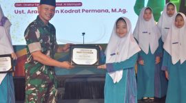 Letkol Inf. Agung Ariwibowo saat mengunjungi pondok pesantren Modern Assalam Sukabumi, belum lama ini. 
